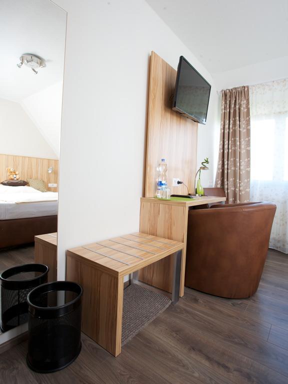 Hotel Reinhardtshof Garni Wolfschlugen Rum bild