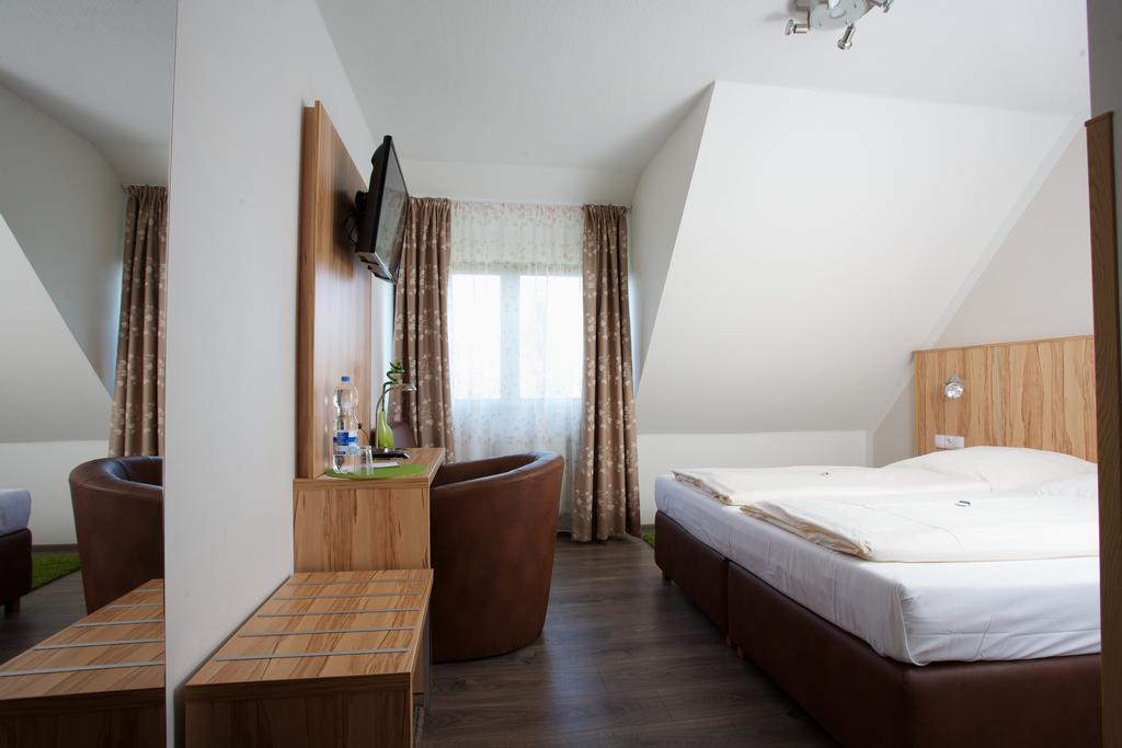 Hotel Reinhardtshof Garni Wolfschlugen Rum bild