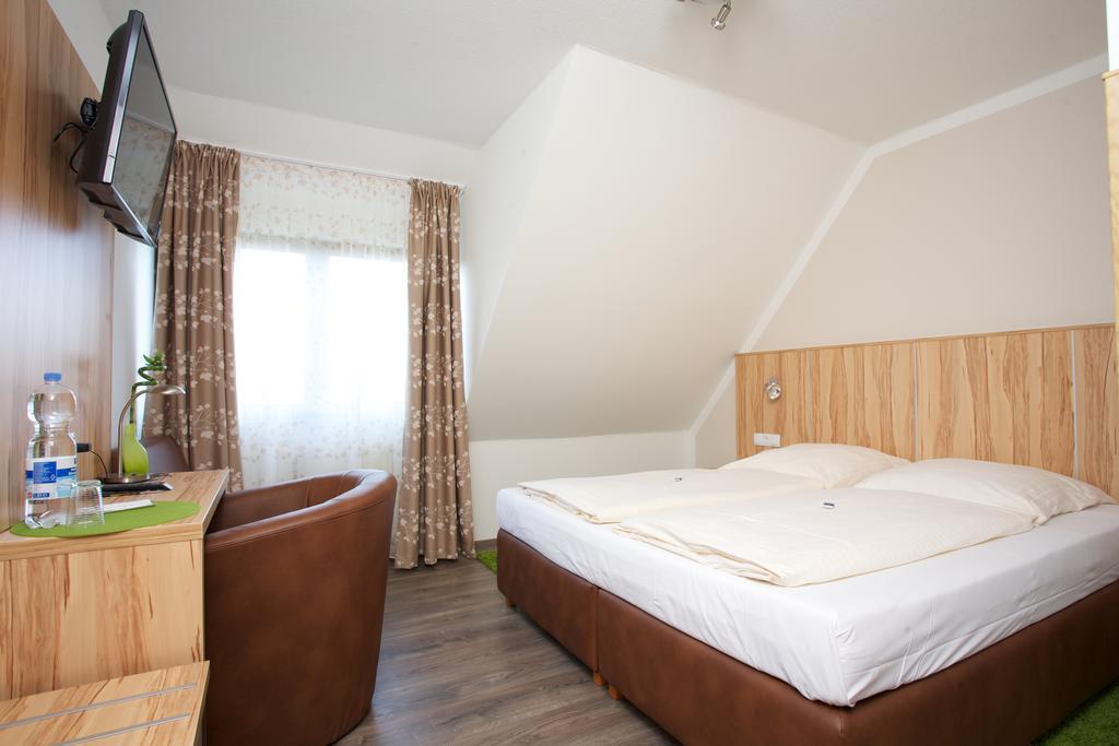 Hotel Reinhardtshof Garni Wolfschlugen Rum bild