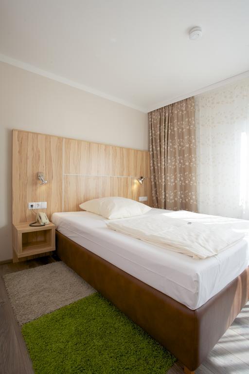 Hotel Reinhardtshof Garni Wolfschlugen Rum bild