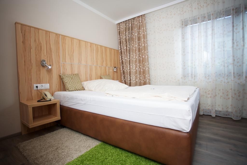 Hotel Reinhardtshof Garni Wolfschlugen Rum bild