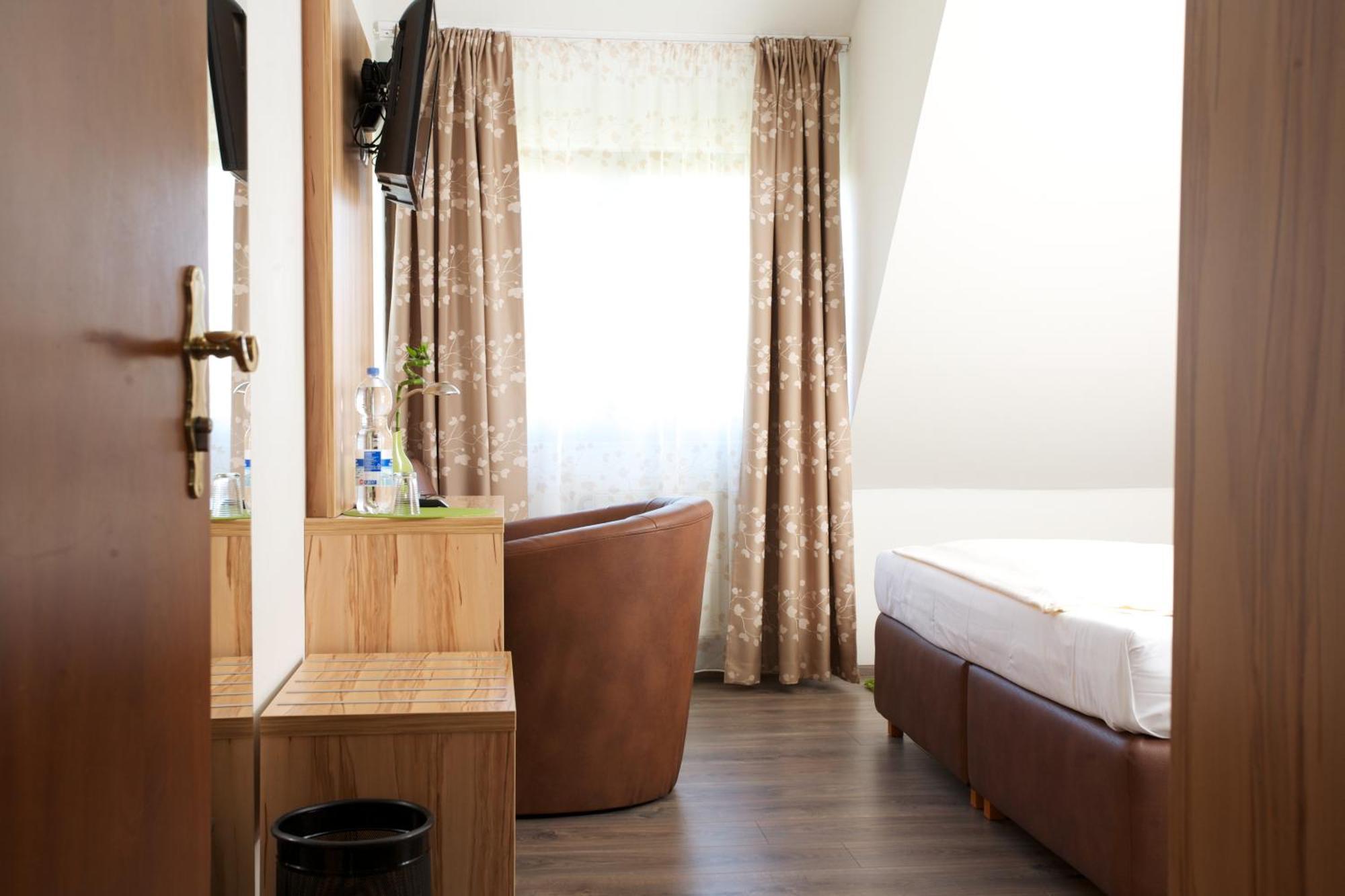 Hotel Reinhardtshof Garni Wolfschlugen Rum bild