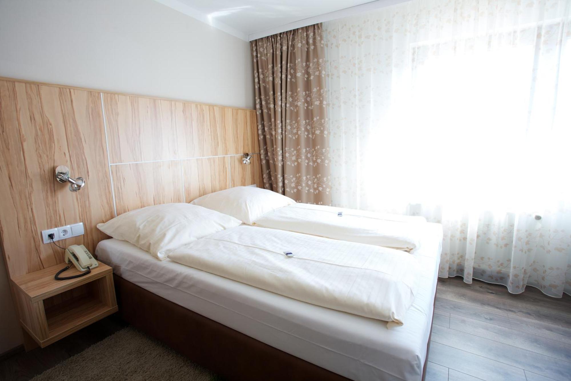 Hotel Reinhardtshof Garni Wolfschlugen Rum bild