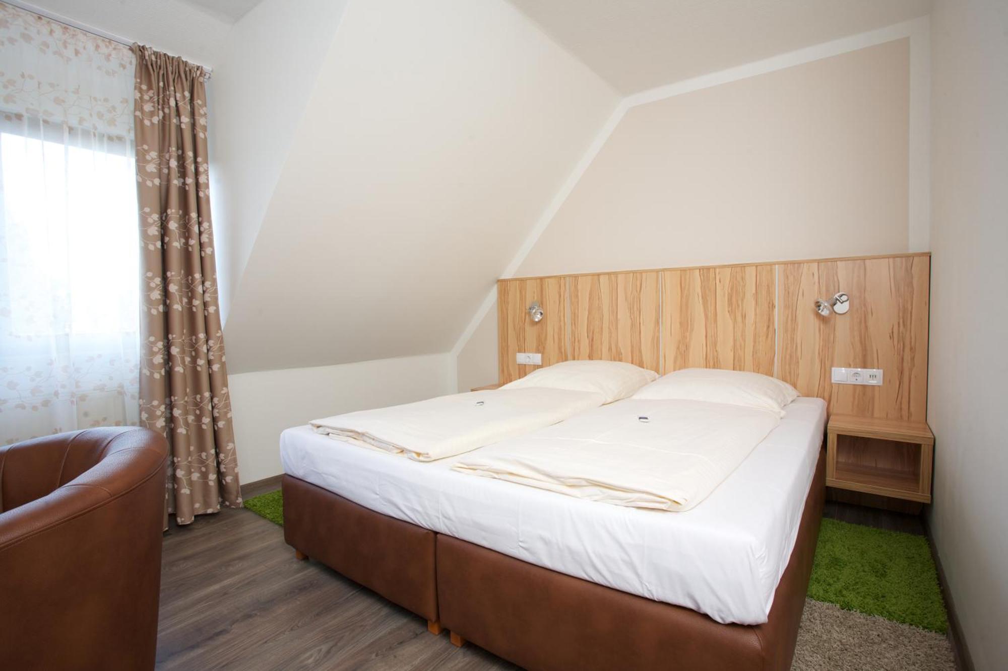 Hotel Reinhardtshof Garni Wolfschlugen Rum bild