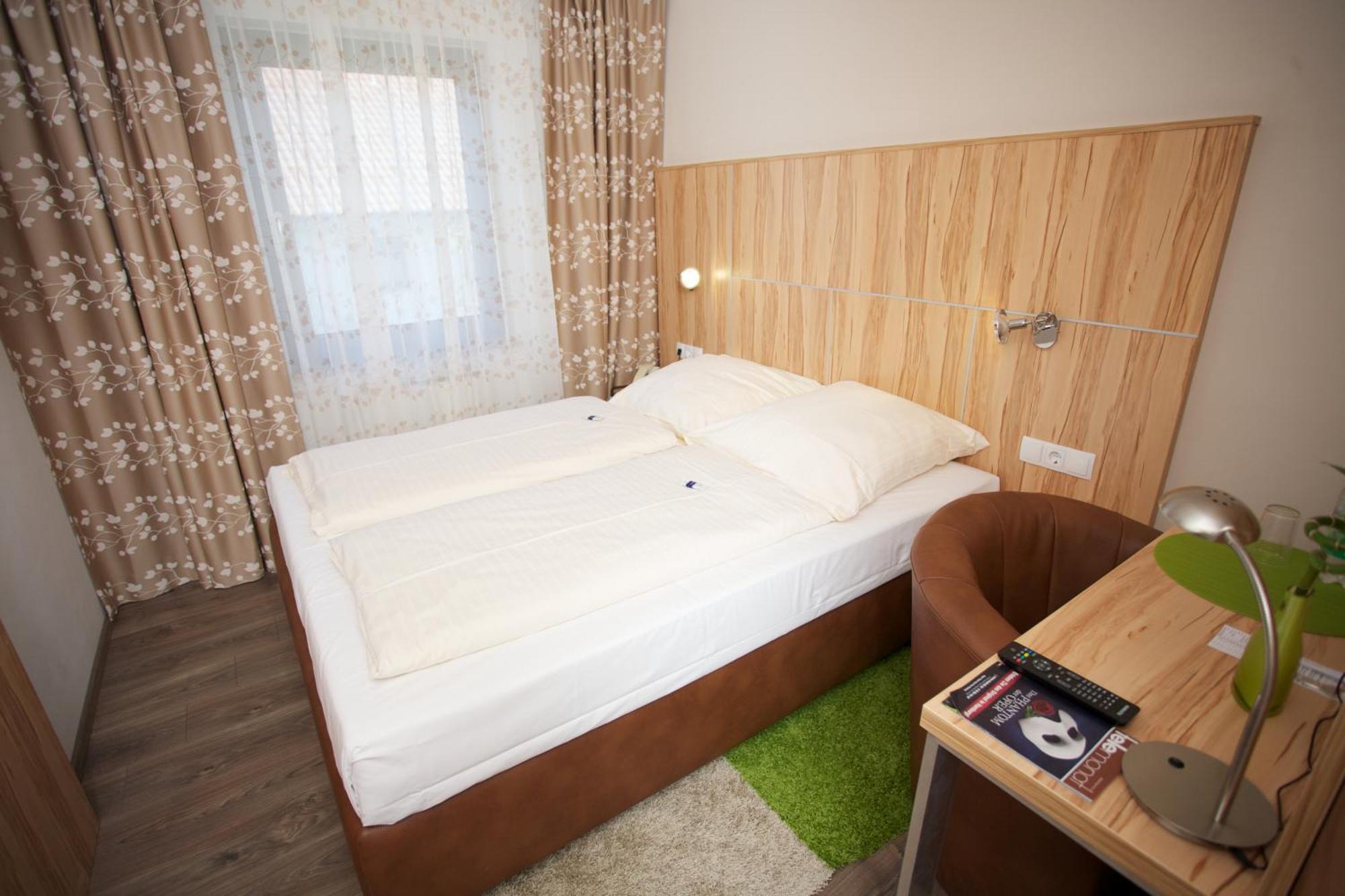 Hotel Reinhardtshof Garni Wolfschlugen Rum bild