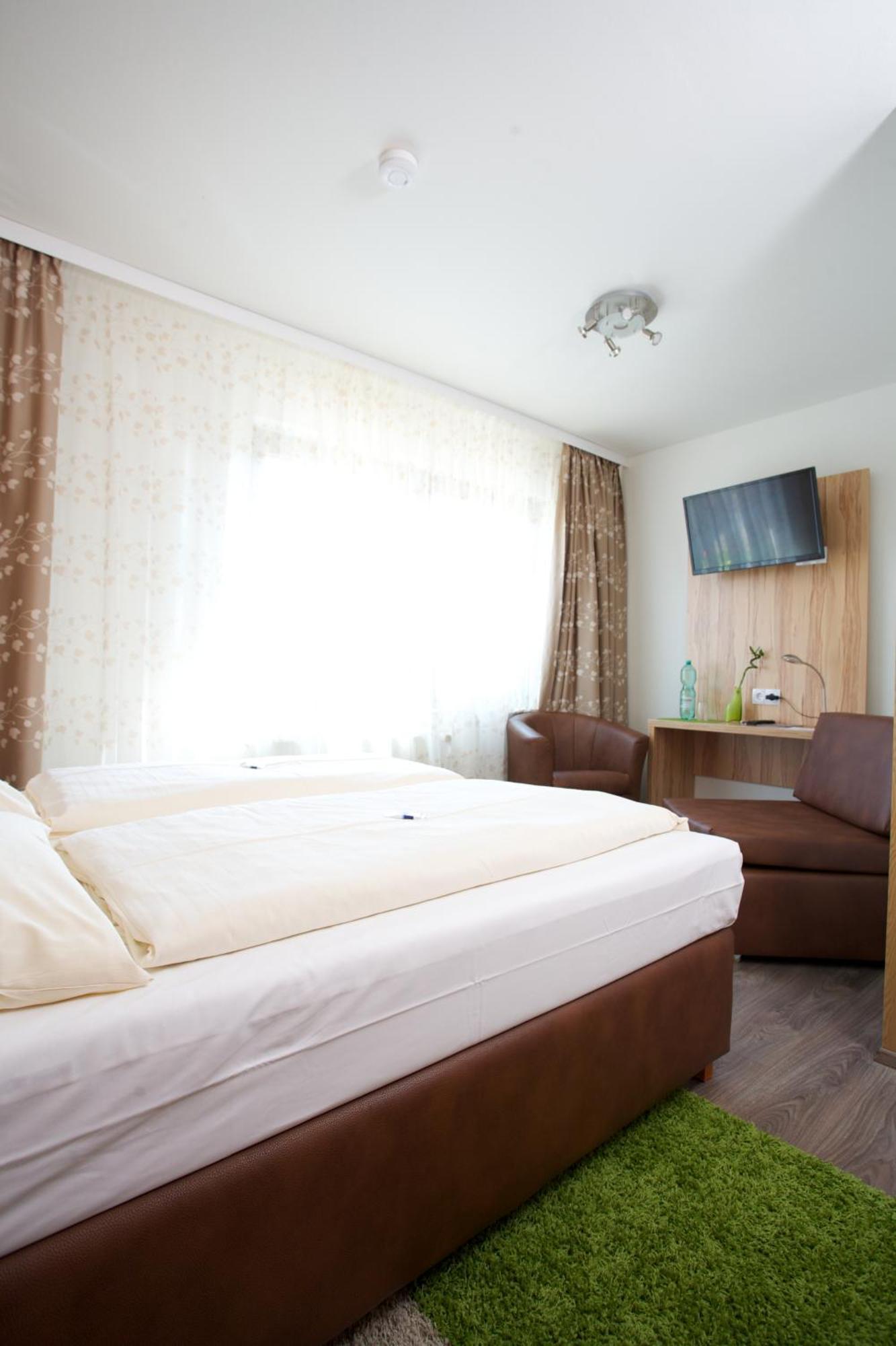 Hotel Reinhardtshof Garni Wolfschlugen Rum bild