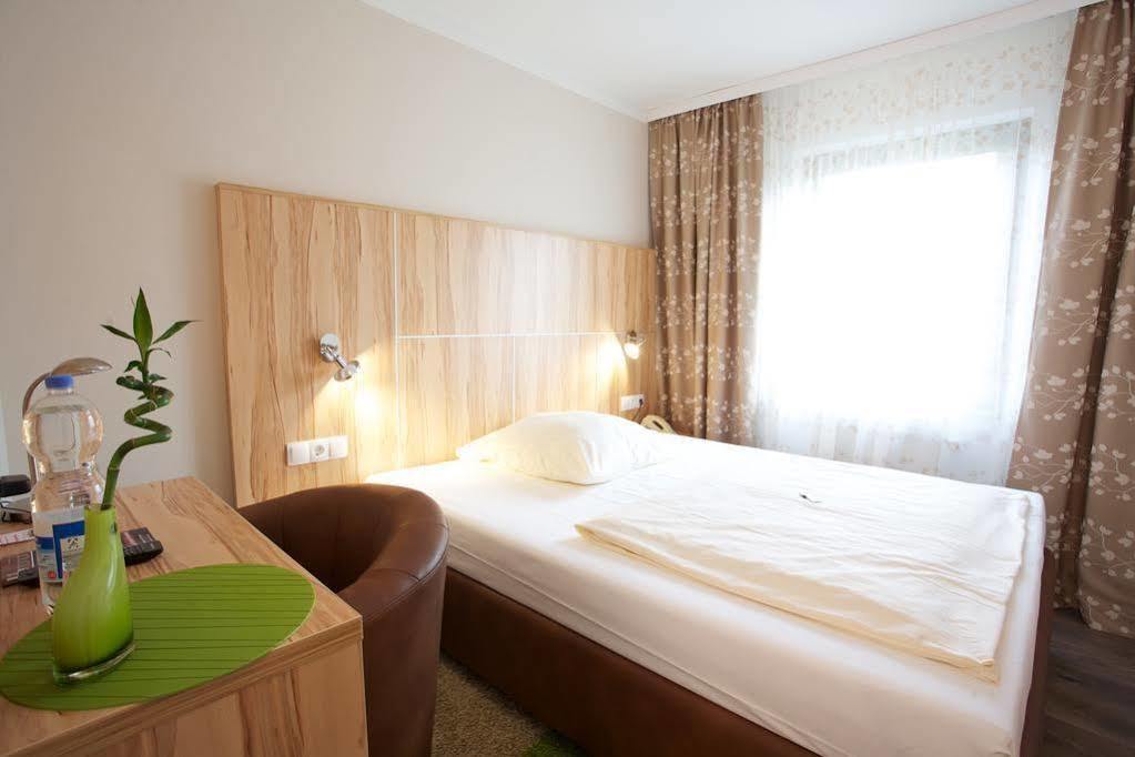 Hotel Reinhardtshof Garni Wolfschlugen Exteriör bild